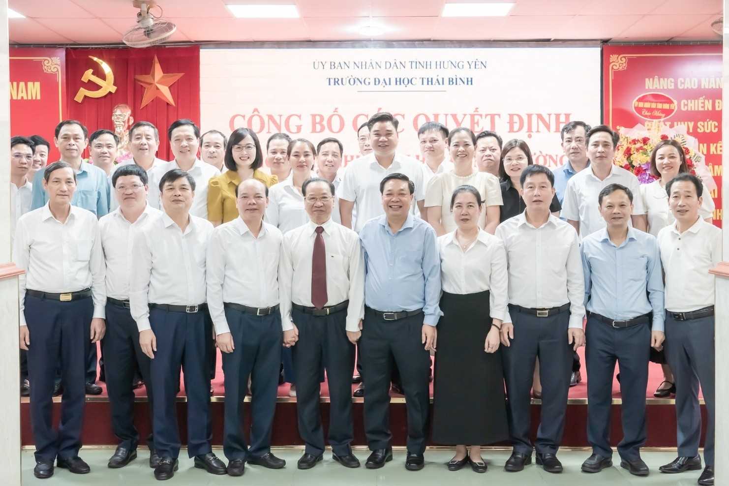 CÔNG BỐ QUYẾT ĐỊNH CÔNG NHẬN CHỦ TỊCH HỘI ĐỒNG TRƯỜNG VÀ RA MẮT BAN CHẤP HÀNH ĐẢNG BỘ TRƯỜNG ĐẠI HỌC THÁI BÌNH NHIỆM KỲ 2025–2030